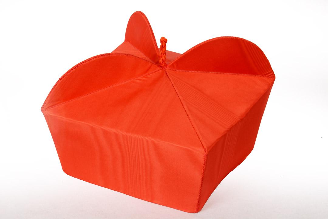 Tricorno rosso cardinale in seta marezzata