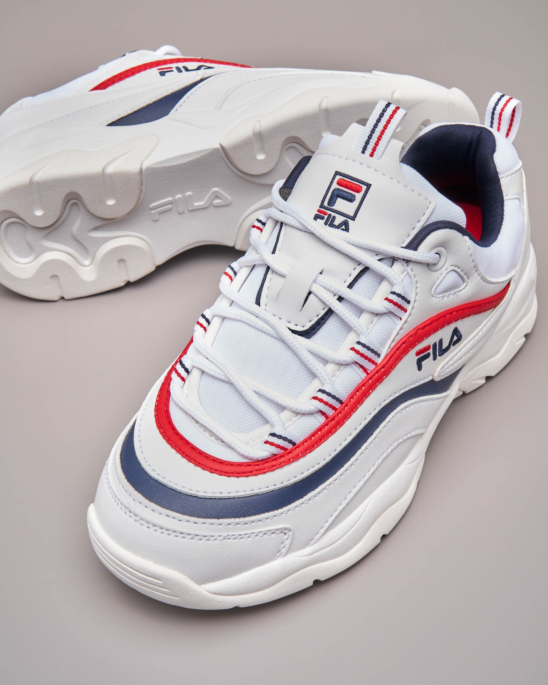 Sneaker Fila Ray low bianche con rifiniture rosse e blu | Pellizzari E-commerce Sneaker Fila Ray low bianche con rifiniture rosse e blu | Pellizzari E-commerce