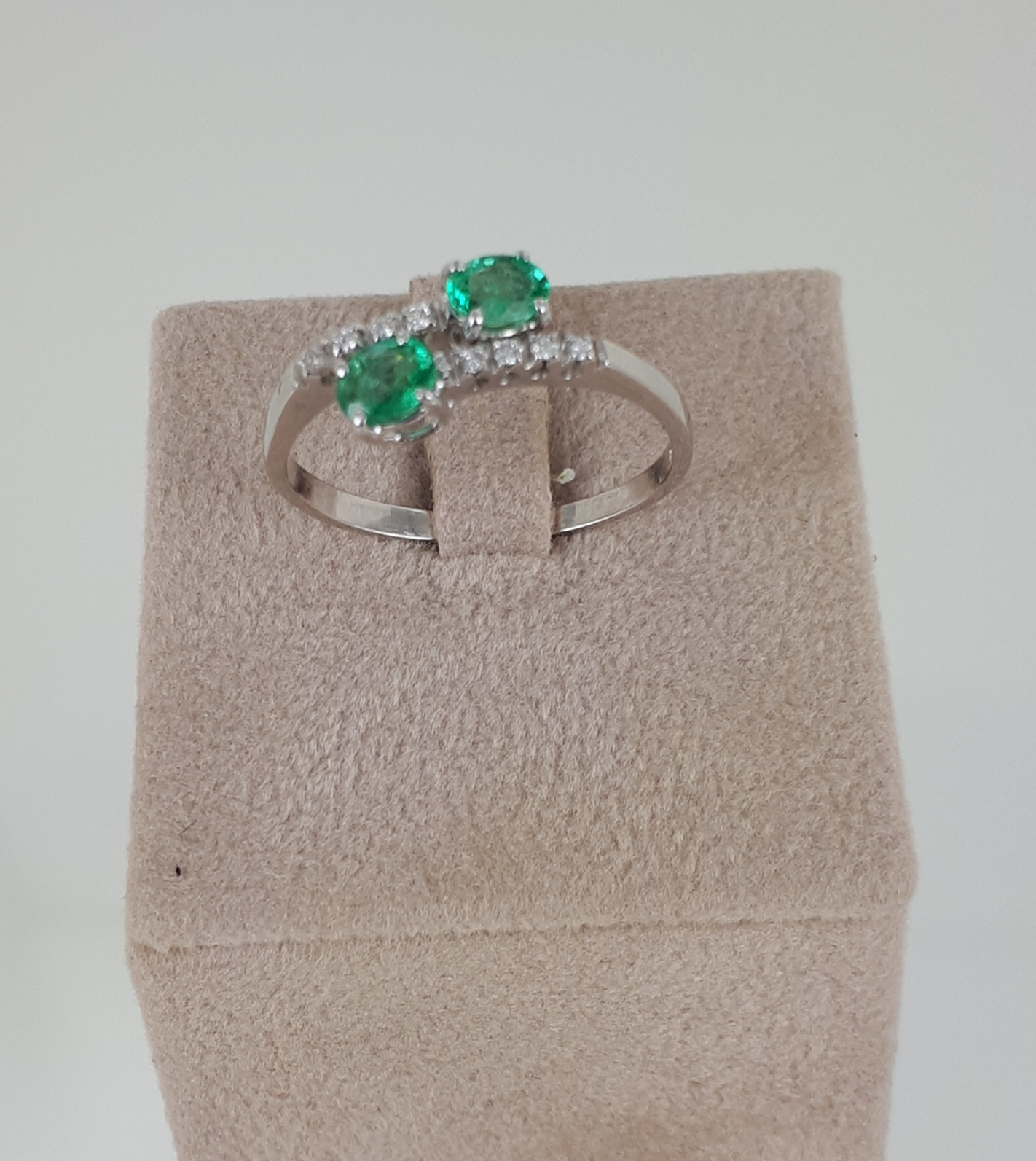 Anello In Oro Bianco Diamanti Kt 0 06 E Smeraldi Kt 0 60 Misura 13