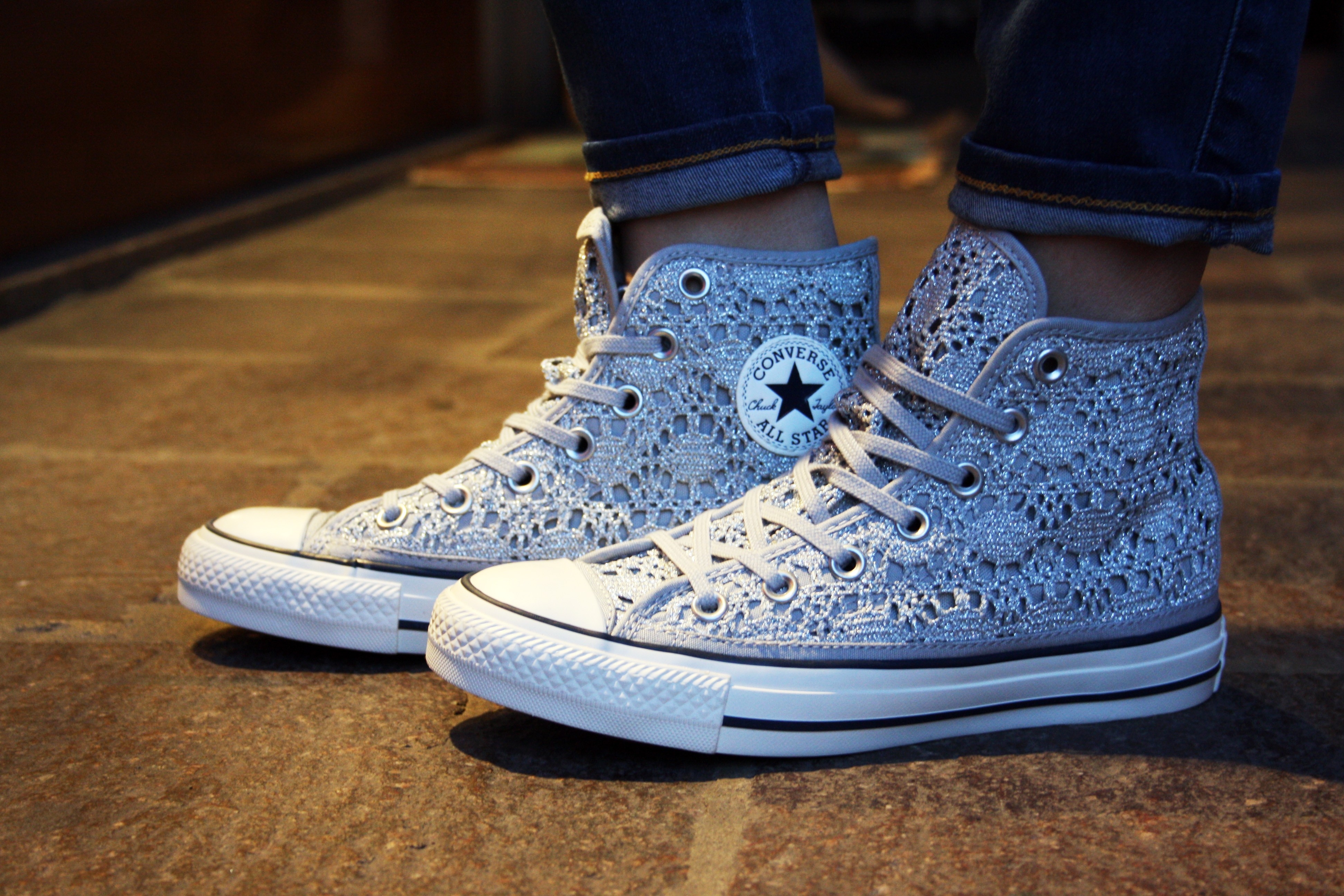 converse crochet blu