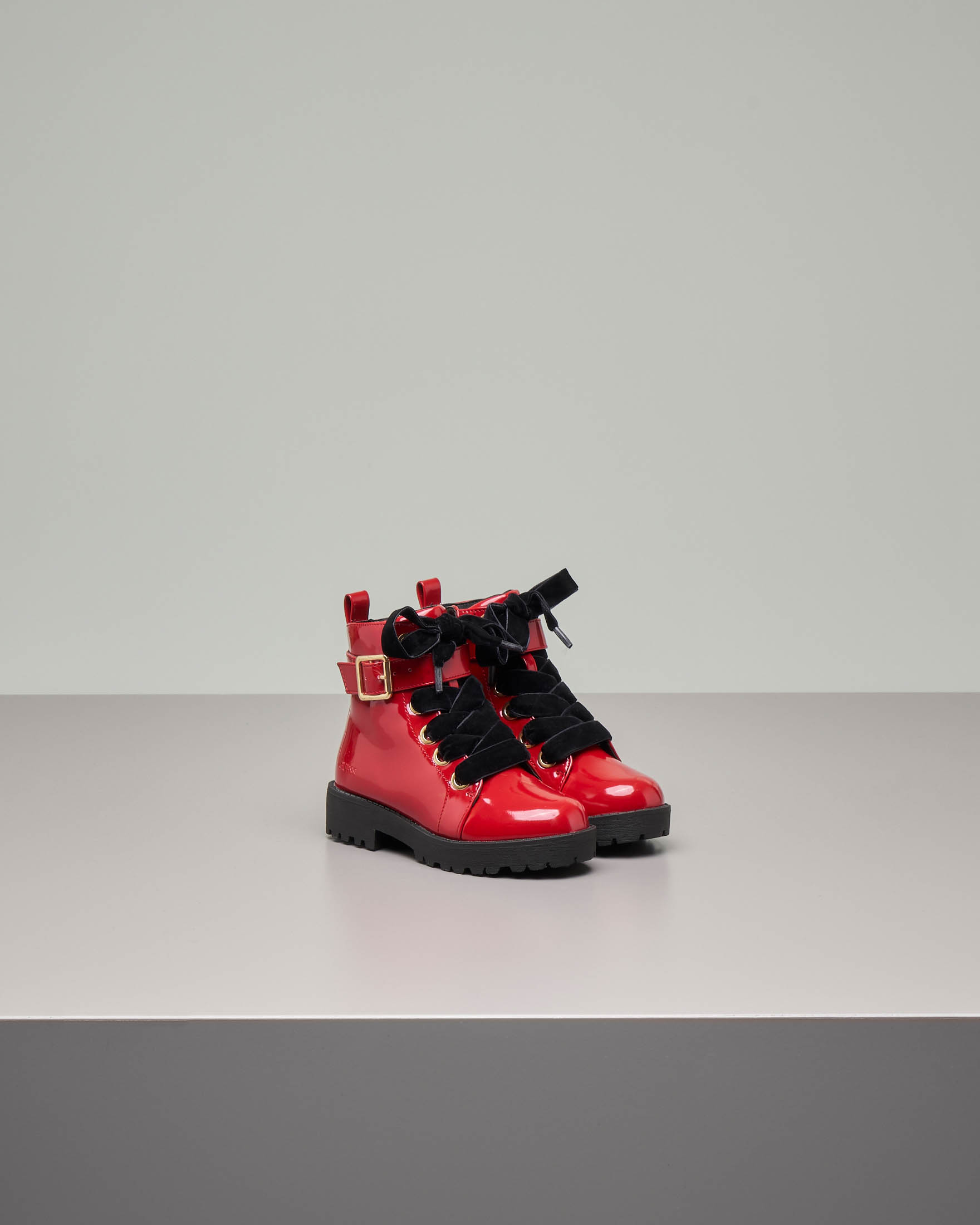 anfibi rossi vernice