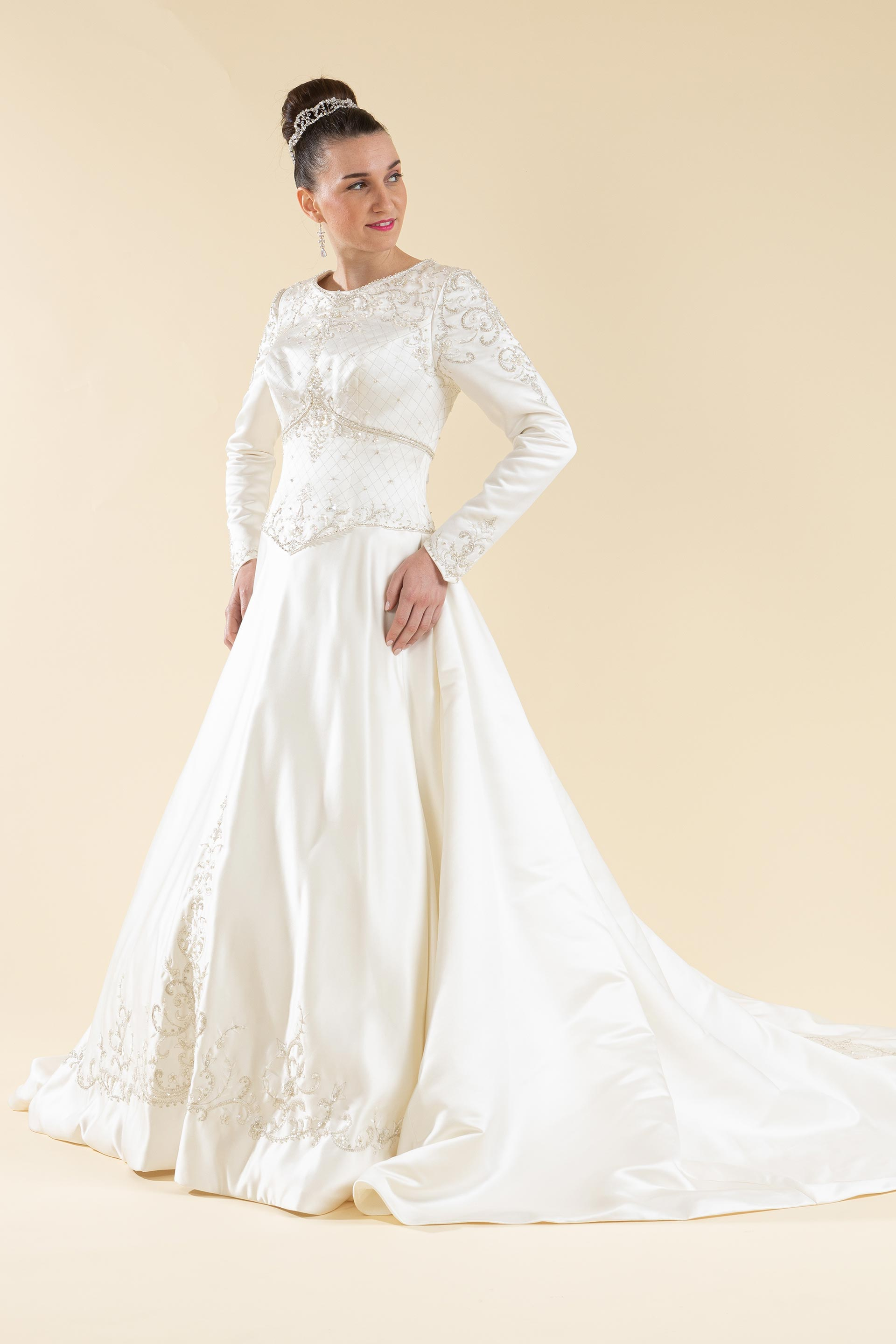 Vestito da sposa on sale ampio con coda