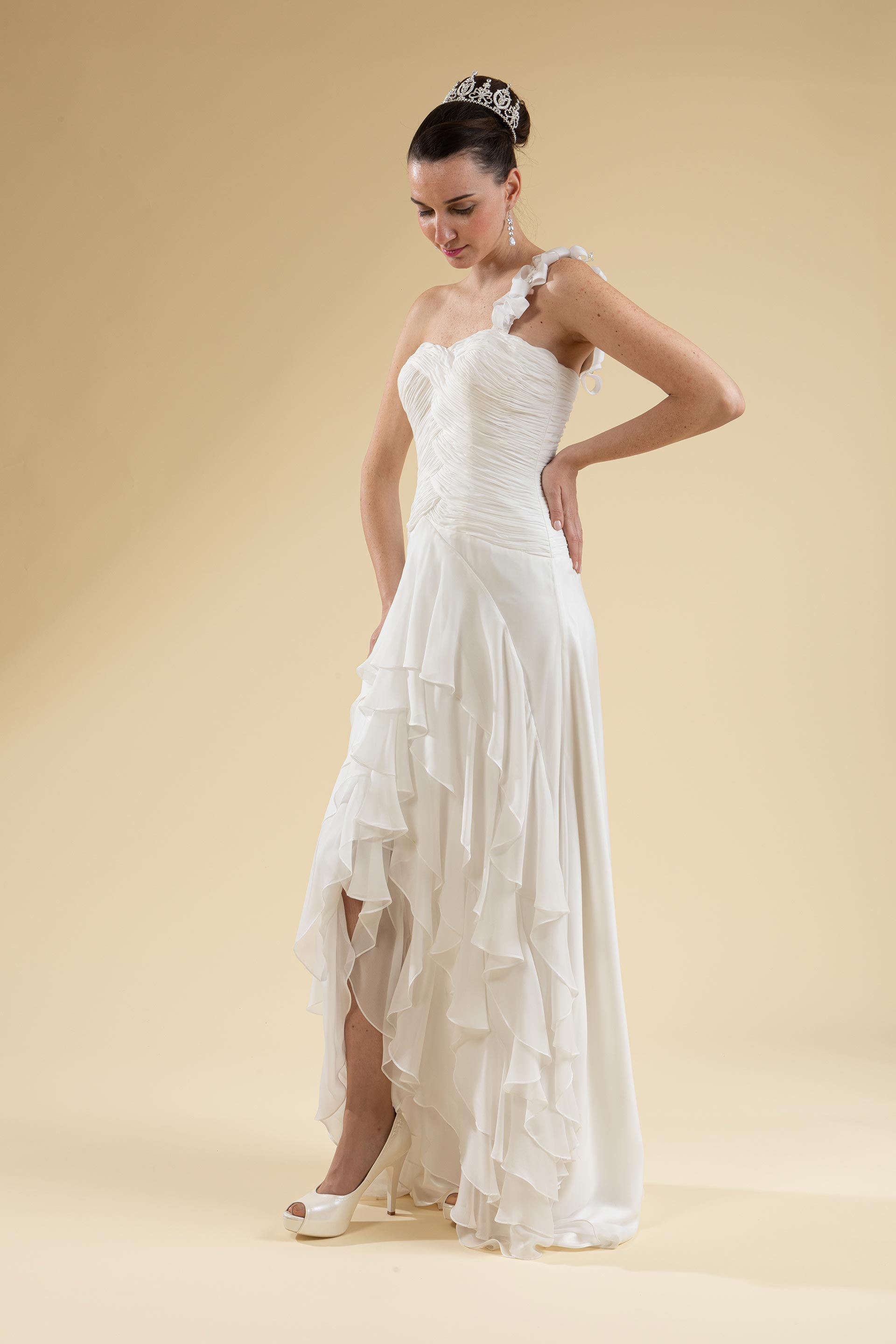 Vestito da sposa corto davanti e store lungo dietro