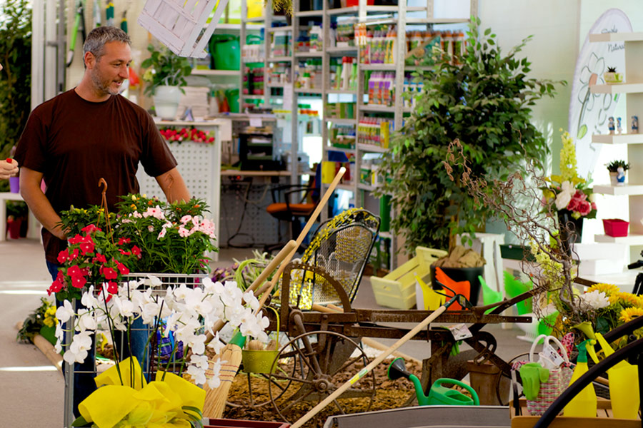 Vivaio operaio al lavoro