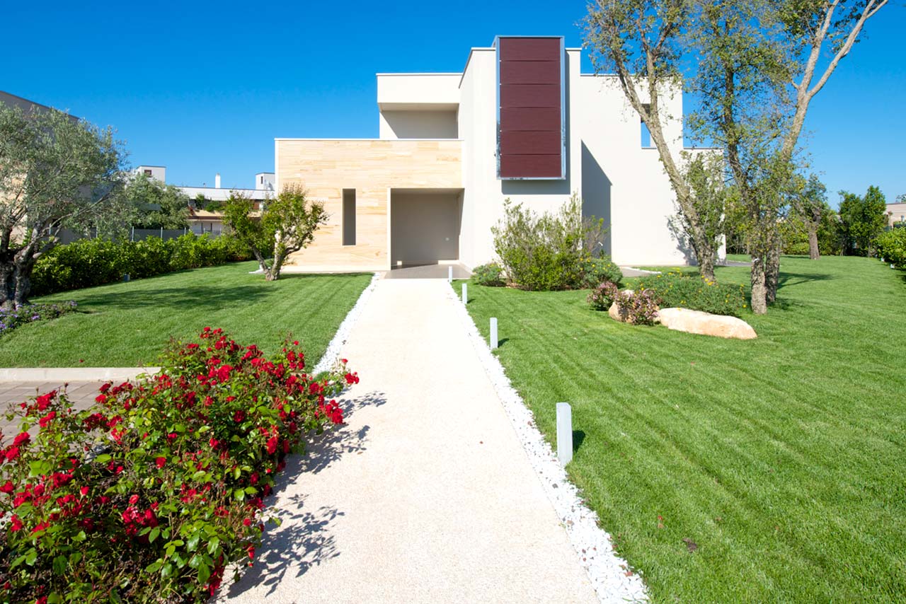 Frontale casa con giardino e prato