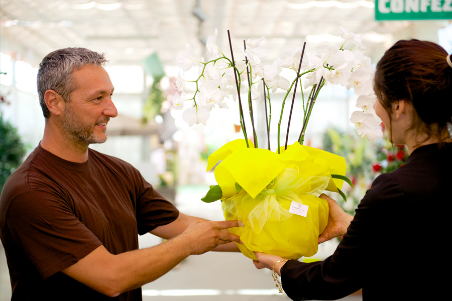 Consegna vaso con decorazione
