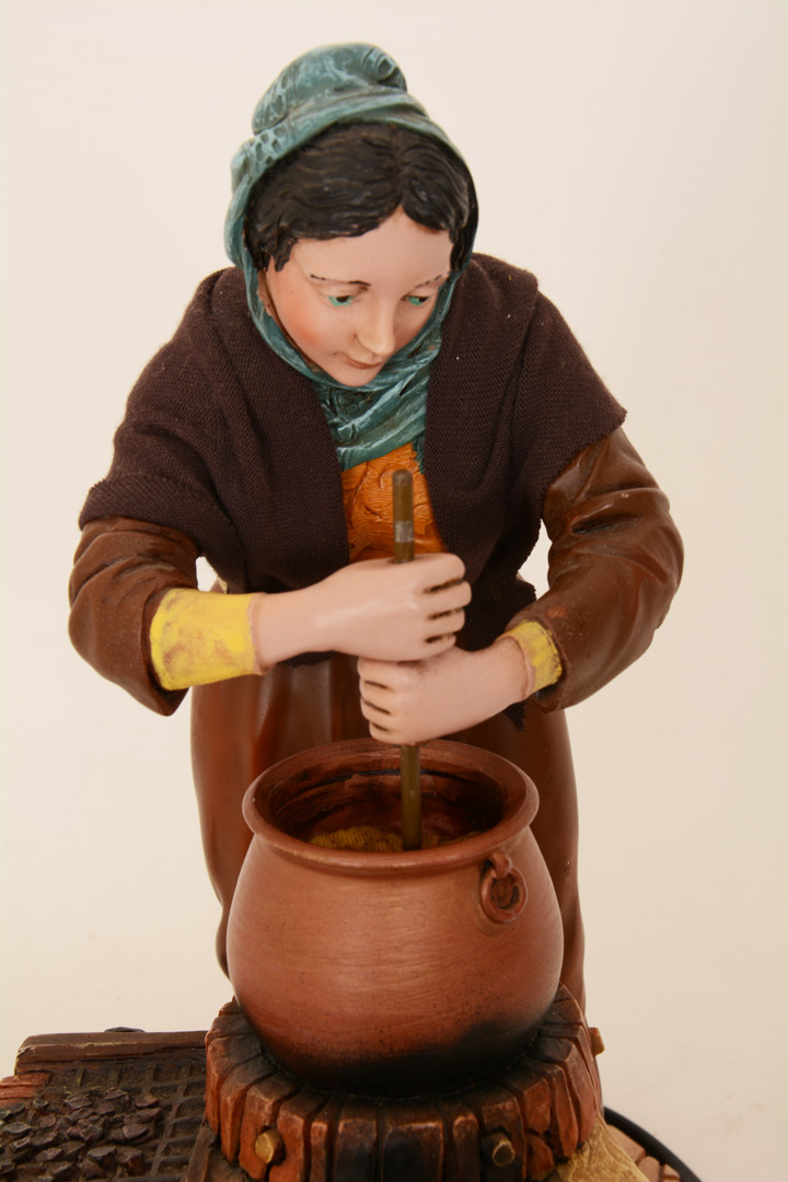 Statua polentaia con fuoco movibile  cm 26