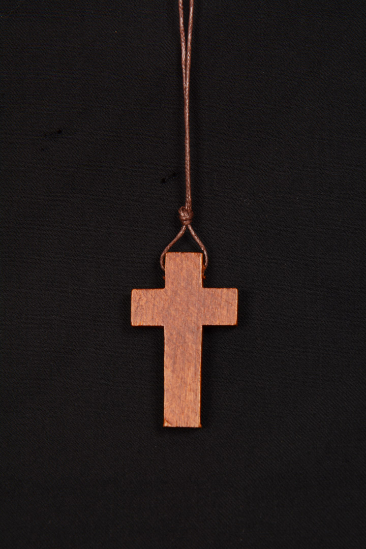 Croce legno con laccetto marrone