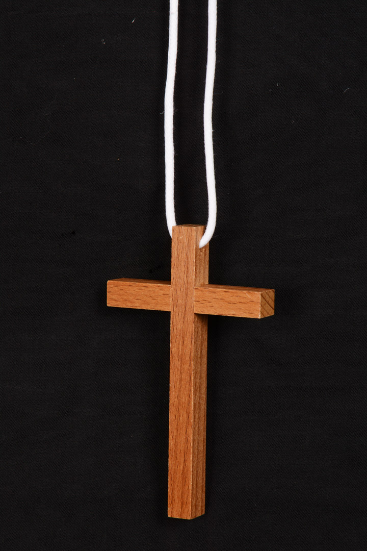 Croce legno noce con laccetto bianco