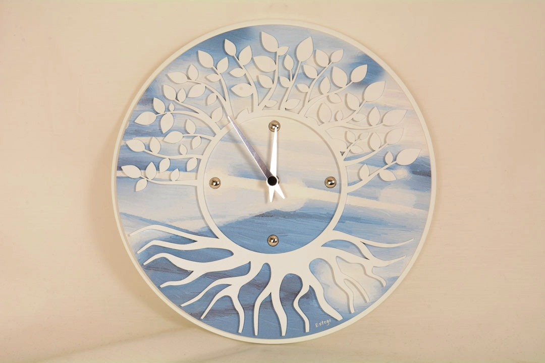 Orologio in legno leggermente colorato
