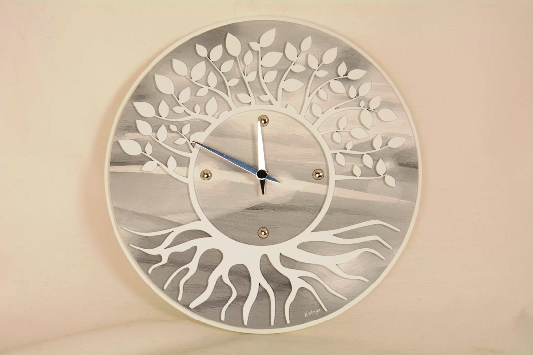 Orologio in legno leggermente colorato
