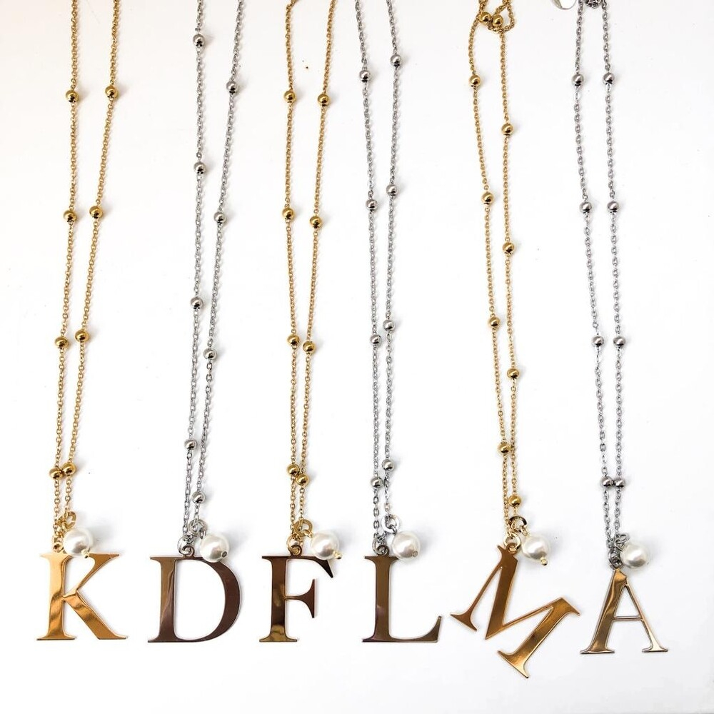 collana con lettera e perlina collana con lettera e perlina