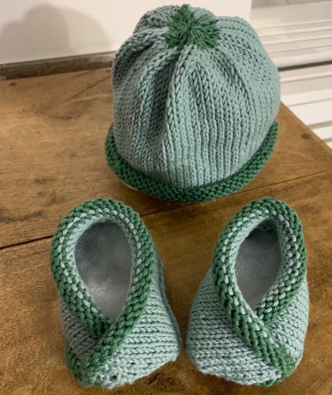 Berretto e scarpine realizzate da Elena