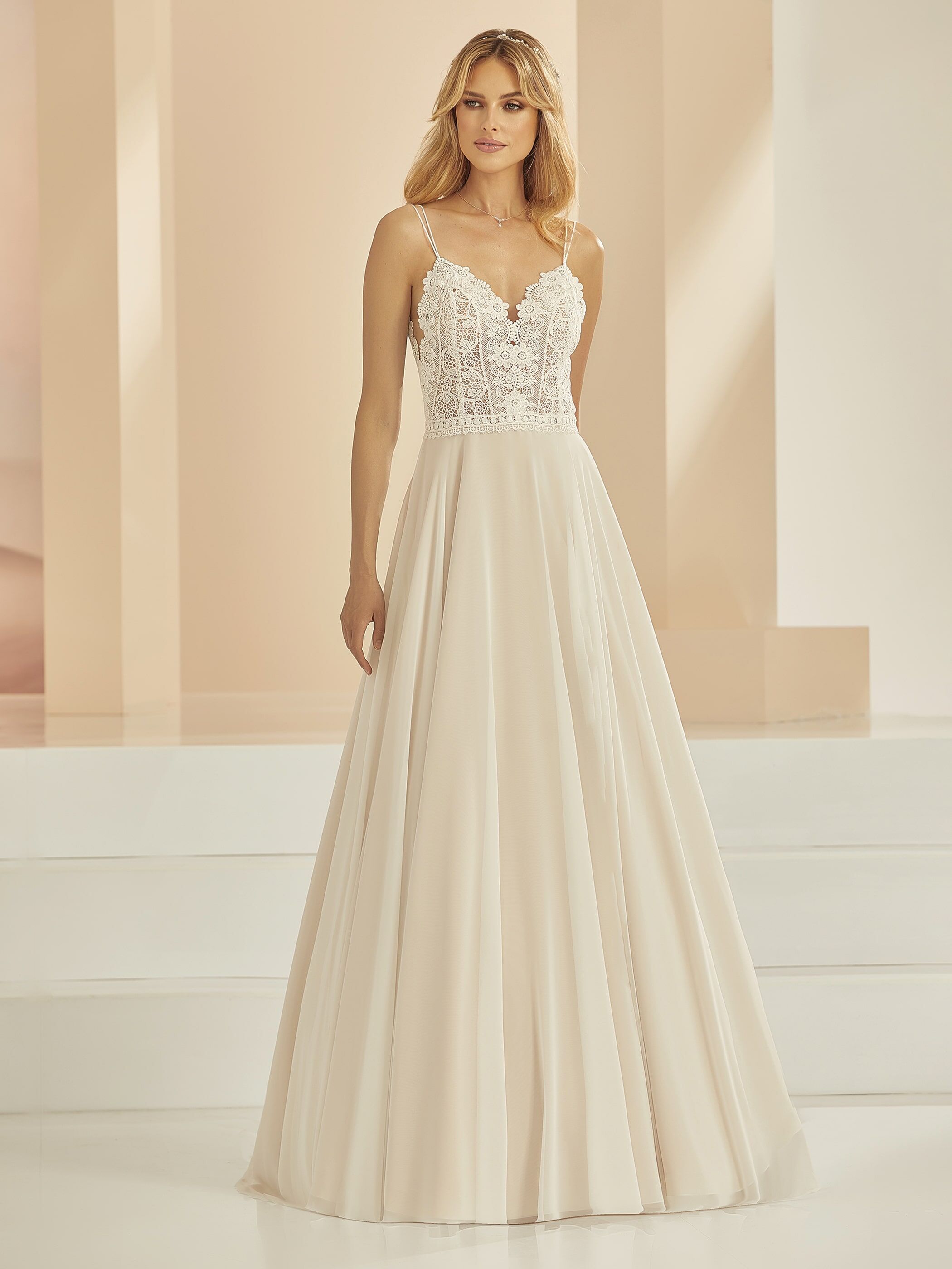 Abito sposa scivolato con spallina sottile color champagne., Favole