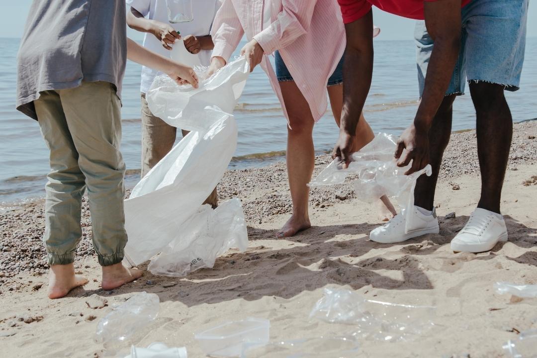 Plogging in spiaggia