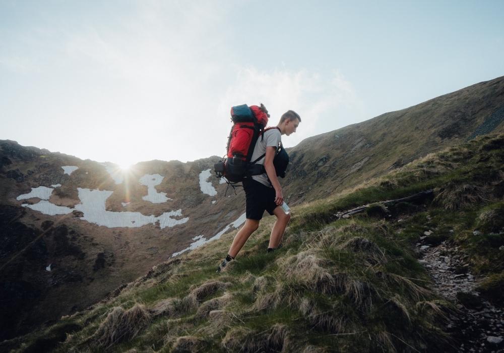 Zaino Turistico Con Stivali Da Trekking, Cappello, Bussola E Mappa