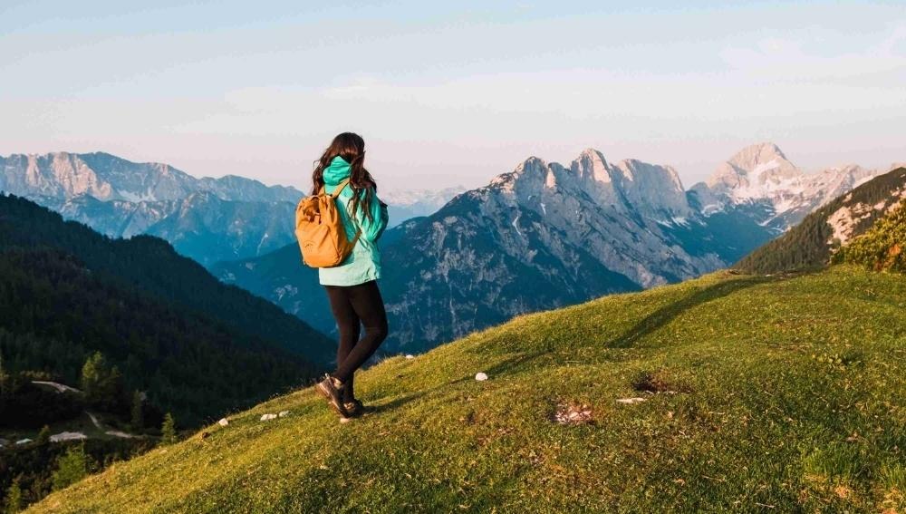 Ragazza che cammina in montagna