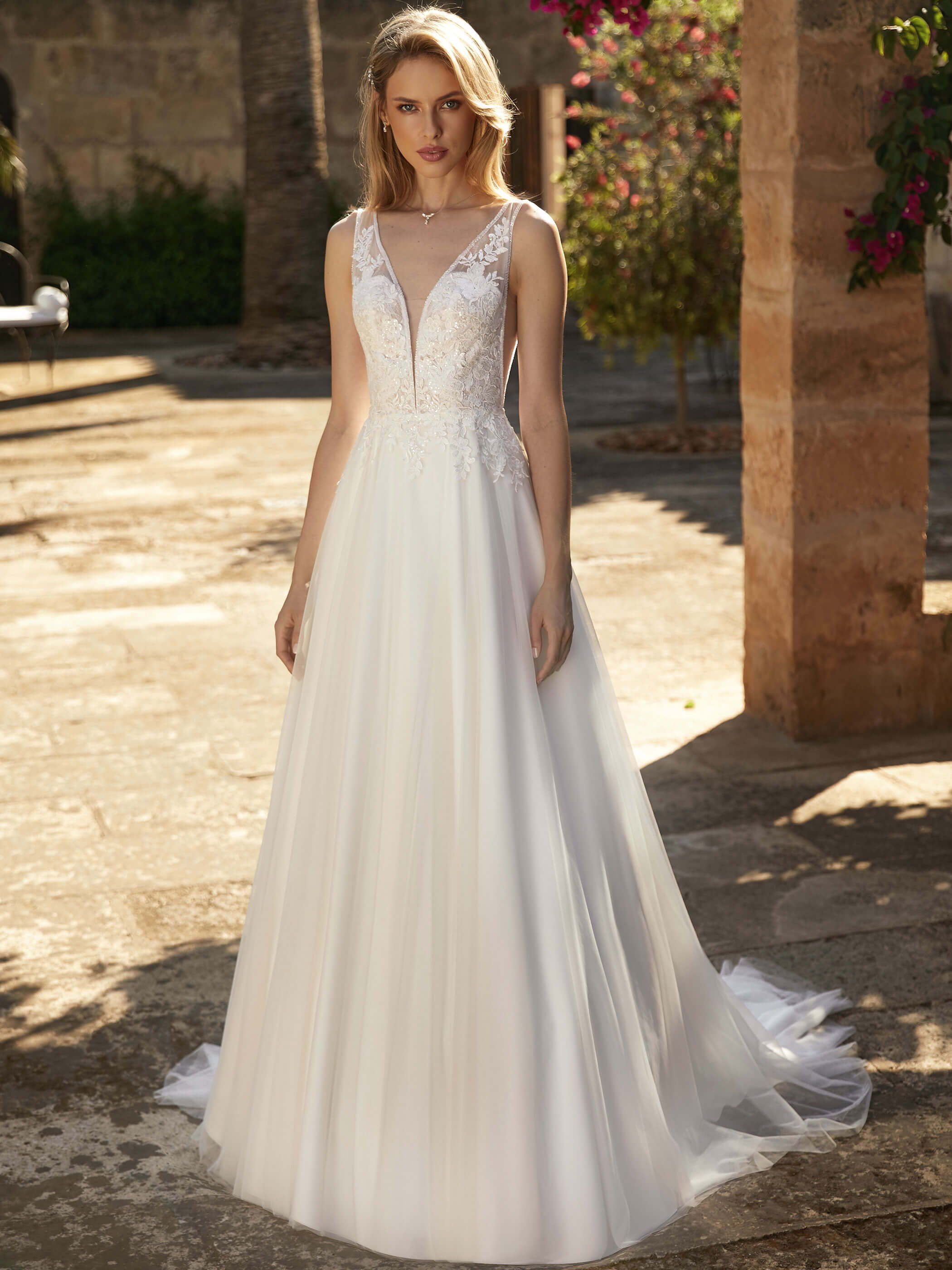 Abito sposa scivolato in tulle con scollo a V., Favole