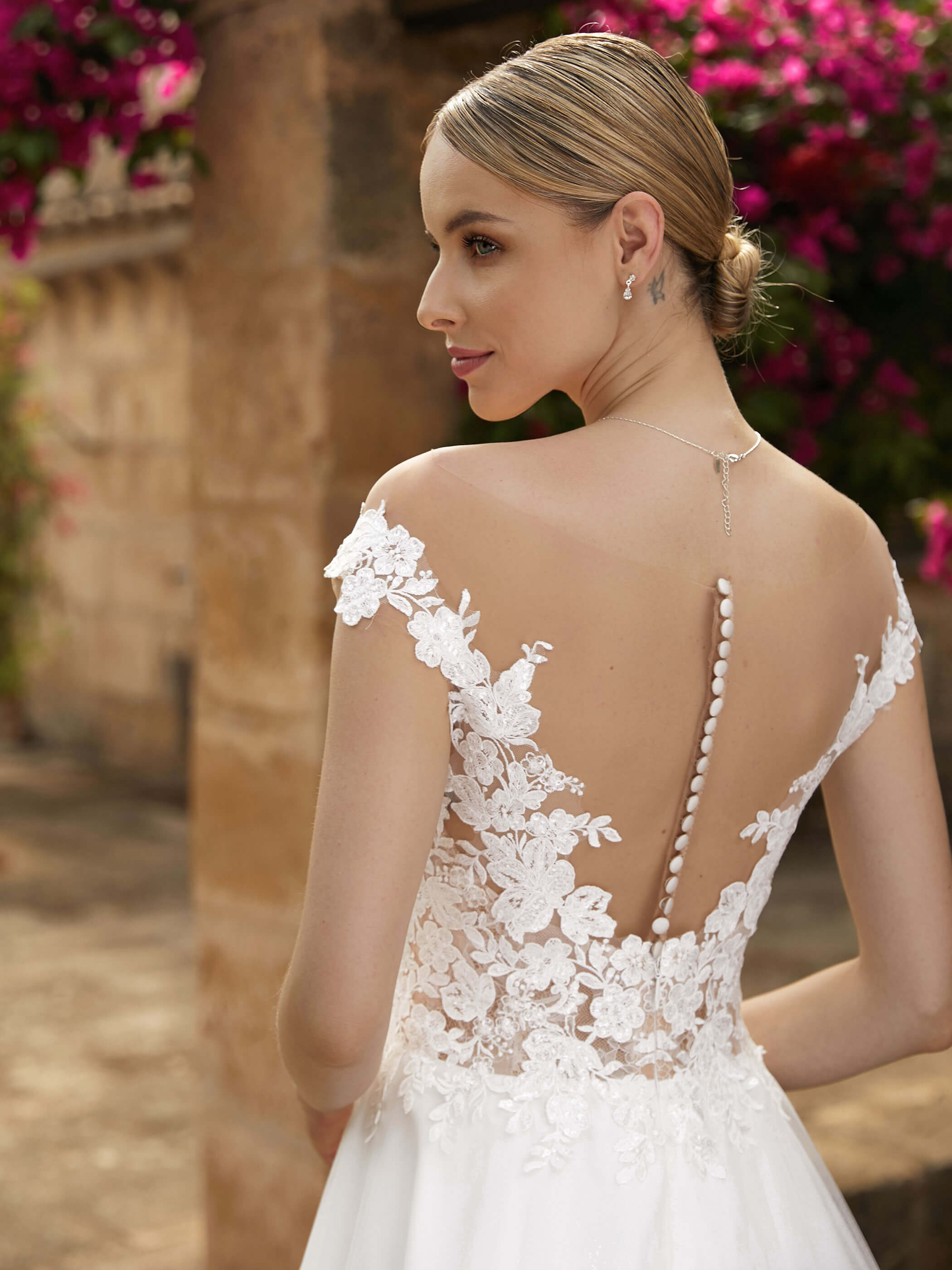 Abito sposa in tulle e pizzo. Favole Abiti da Sposa e da Cerimonia con Sartoria