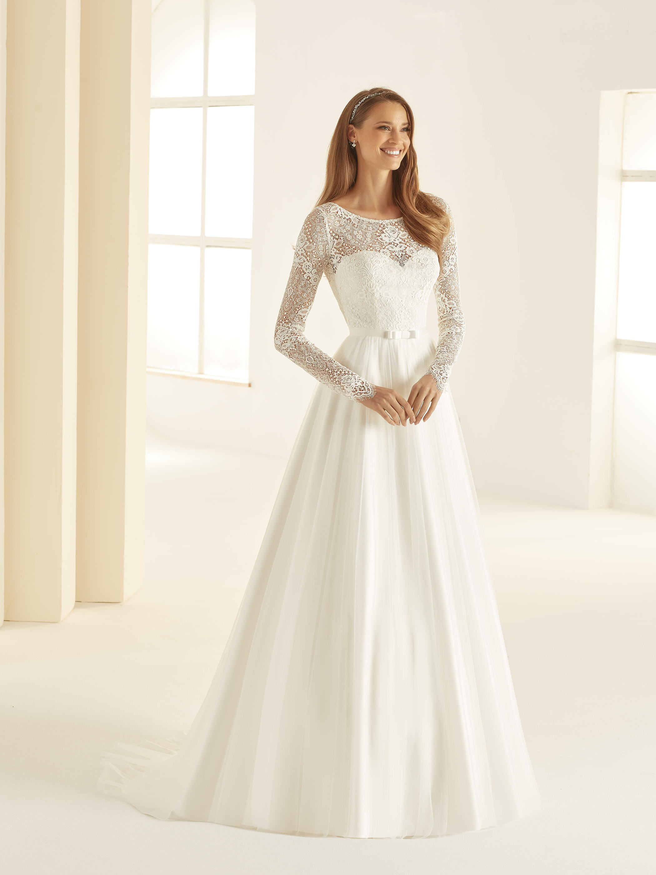 Abito sposa scivolato con corpetto in pizzo e maniche lunghe. Favole Abiti da Sposa e da Cerimonia con Sartoria