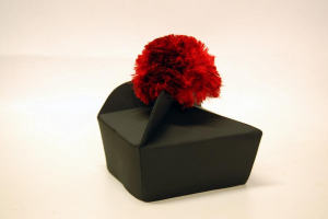 Tricorno Nero in seta con Fiocco Rosso