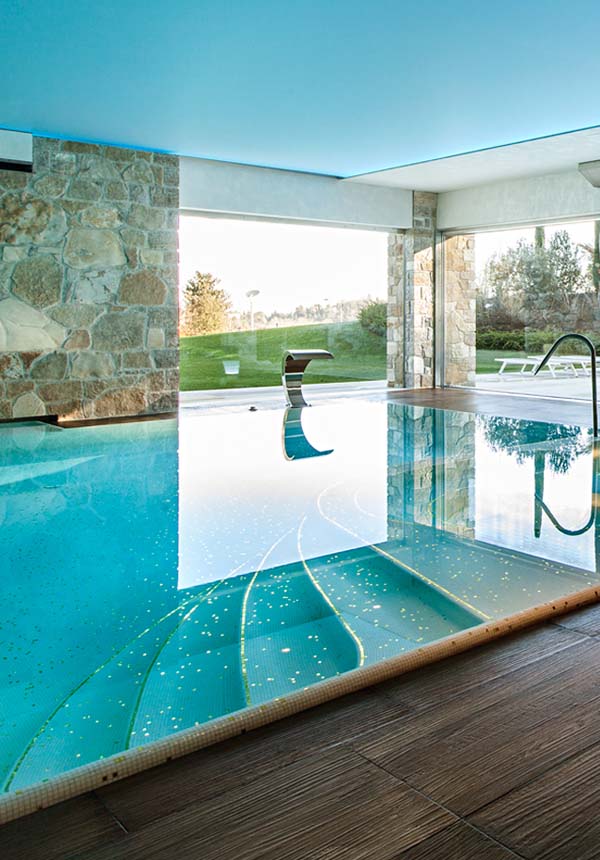 Reclaimed oak wood becomes the protagonist of the wellness area of a villa in the countryside.