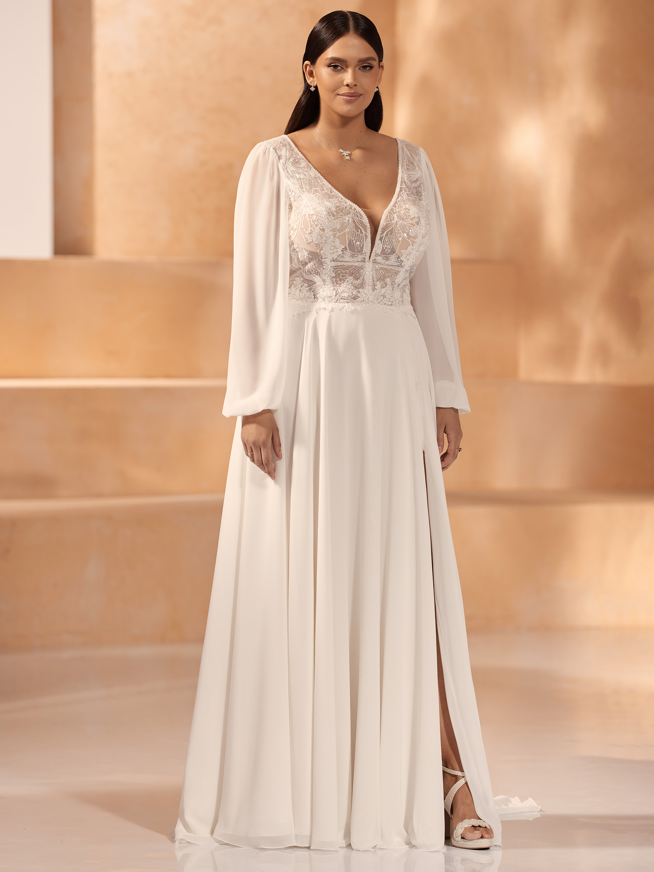 Abito sposa curvy scivolato con spacco e maniche lunghe. Favole Abiti da Sposa e da Cerimonia con Sartoria