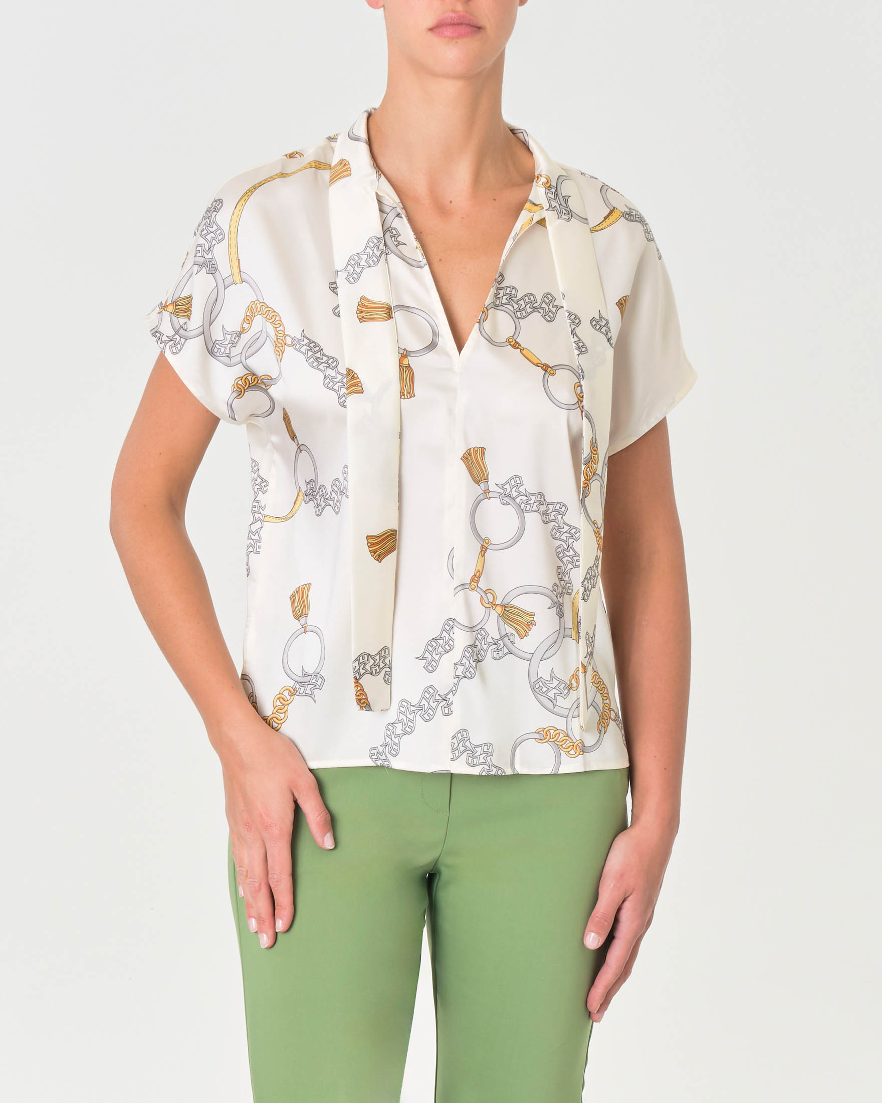 Blusa color avorio in satin a fantasia catene con maniche ad aletta e fiocco al collo