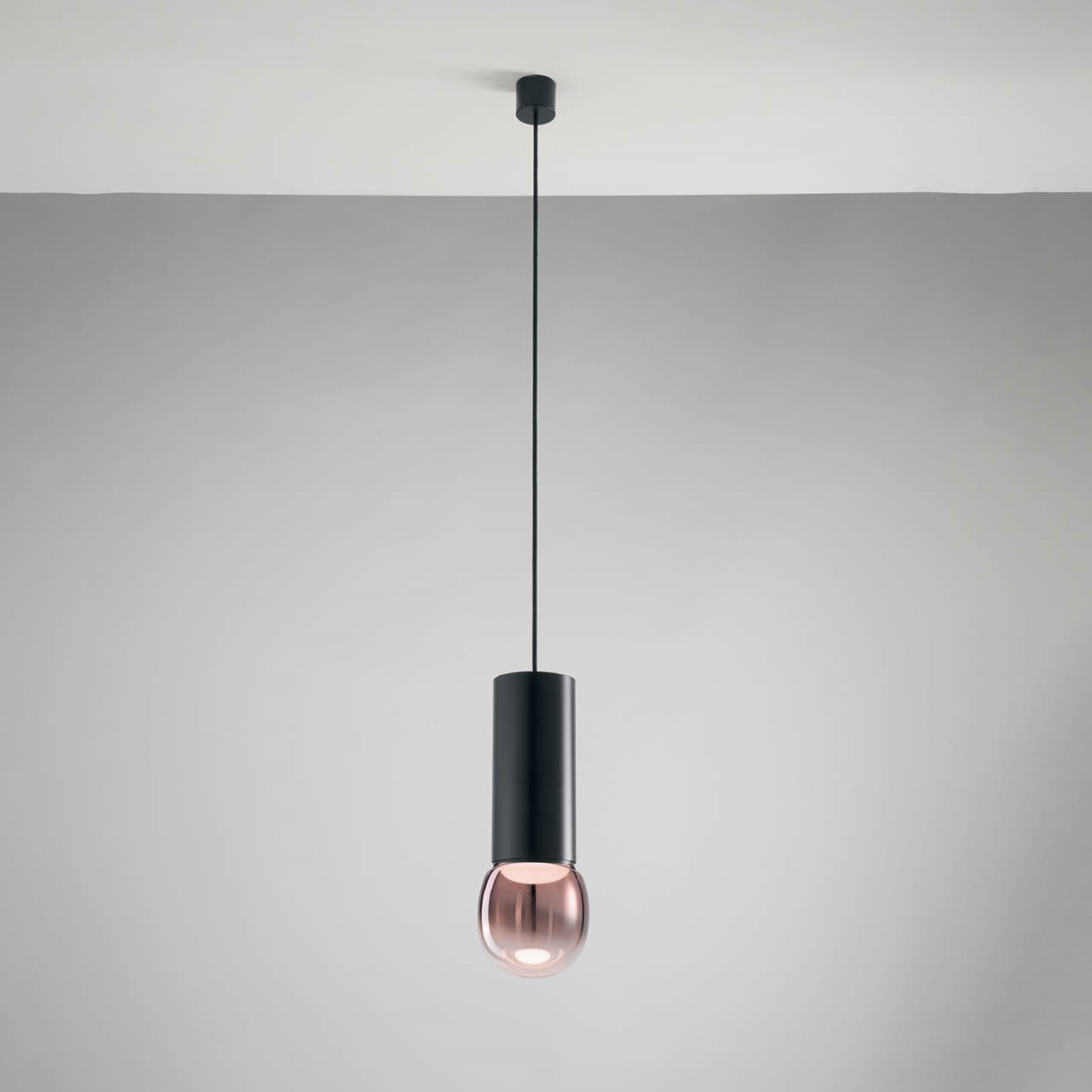 MODIGLIANI SOSPENSIONE BASE A LED INTEGRATO SMALL NERO 8W 3000K DIMMERABILE + DIFFUSORE IN VETRO SMALL ORO ROSA