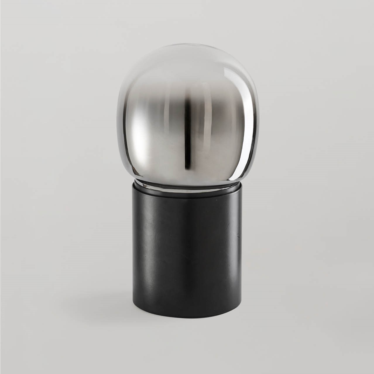 MODIGLIANI DA TAVOLO BASE A LED INTEGRATO SMALL NERO 8W 3000K DIMMERABILE + DIFFUSORE IN VETRO SMALL CROMO