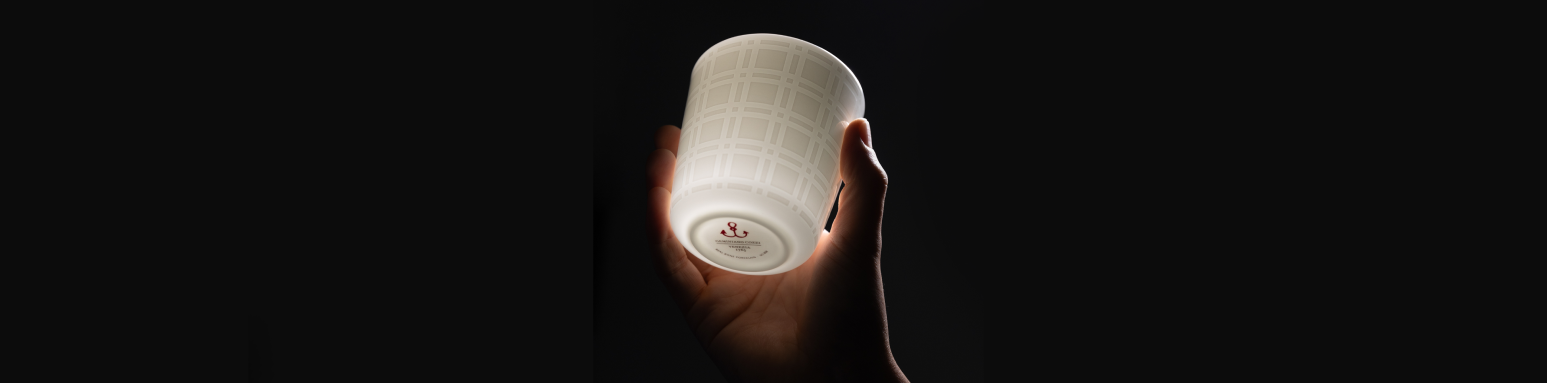 piatti ceramica in un tavolo grigio