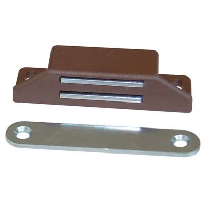 Image of CRICCHETTO MAGNETICO SPORTELLI 658 - MM 65X19 H.MM 15 KG 8 + INCONTRO MARRONE- 50 pezzi
