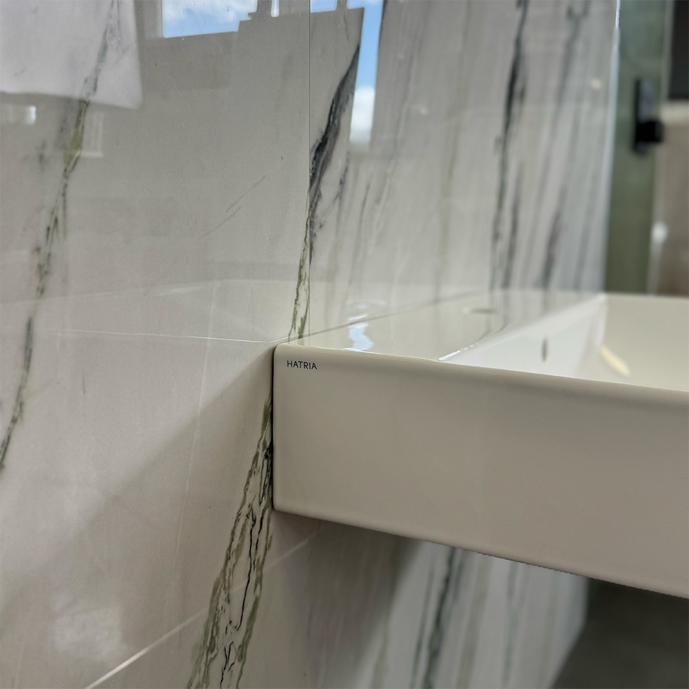 Hatria BAHIA_13 Wall-mounted washbasin with hole 60x46.5cm in glossy white ceramic