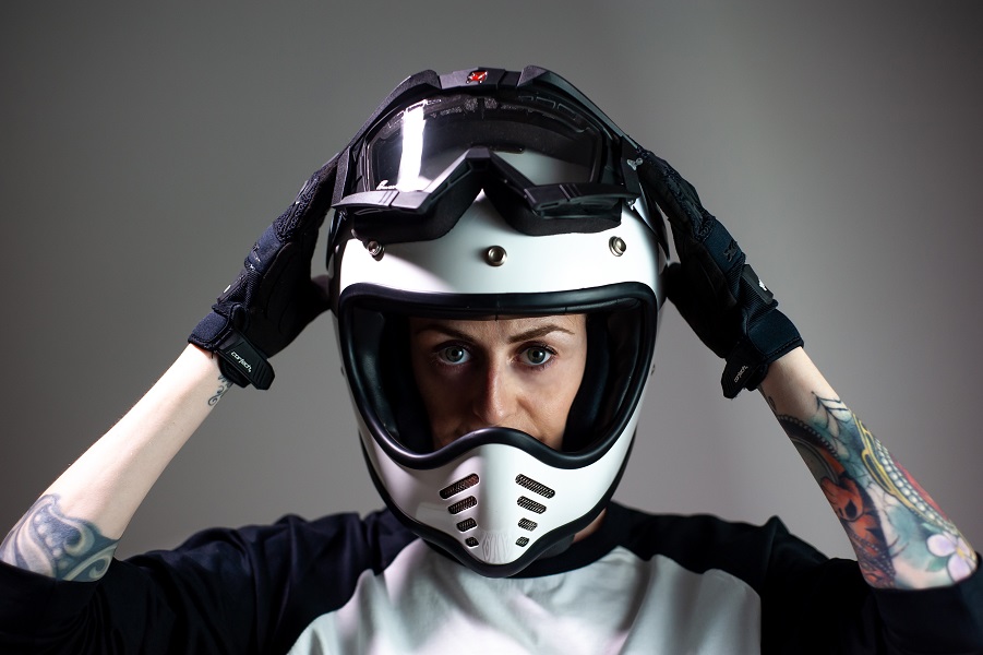 Motociclista con casco Ariete
