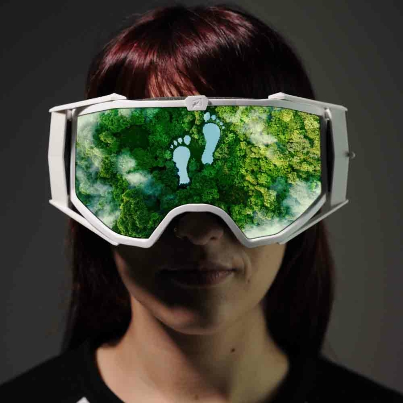 Occhiali Ariete con riflesso di impronte su foresta verde