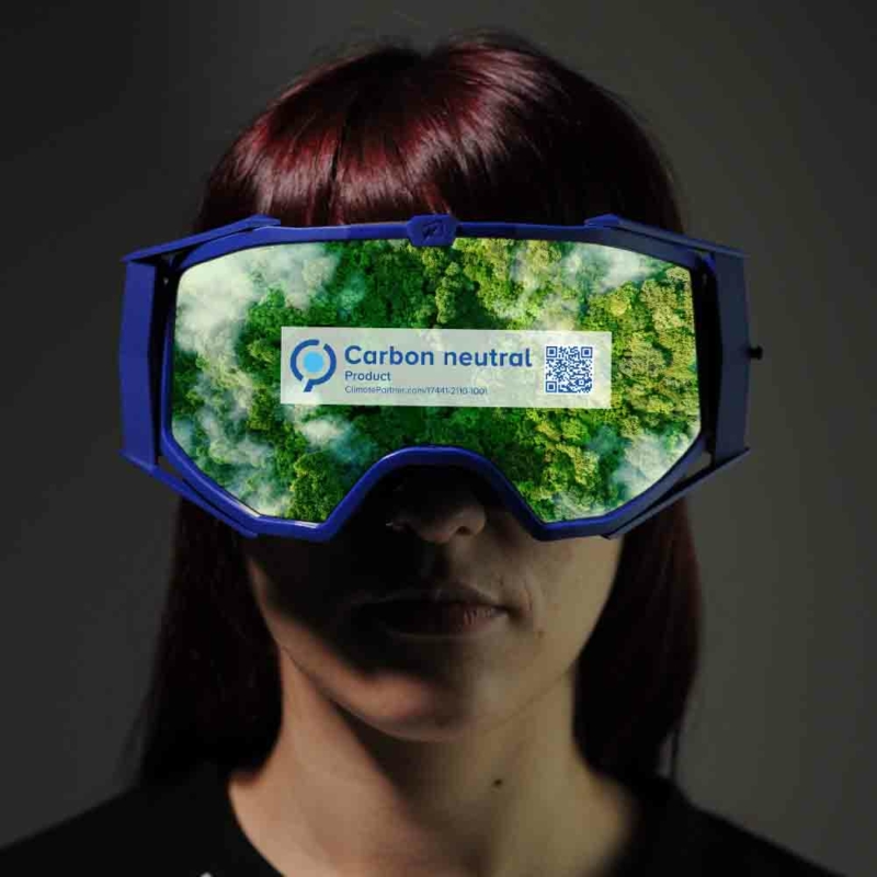 Maschera con logo Carbon Neutral su foresta