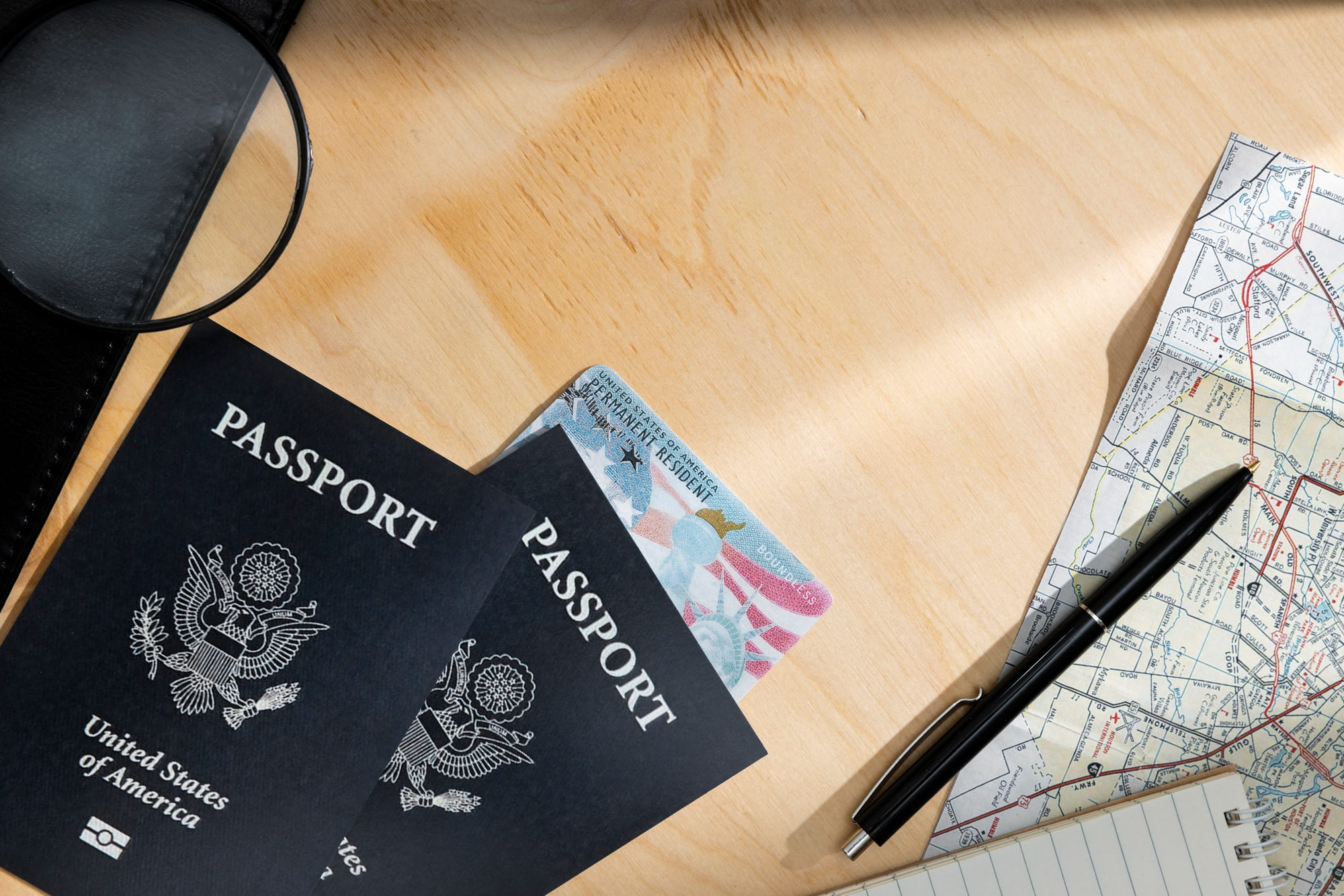 Passaporti americani su una mappa