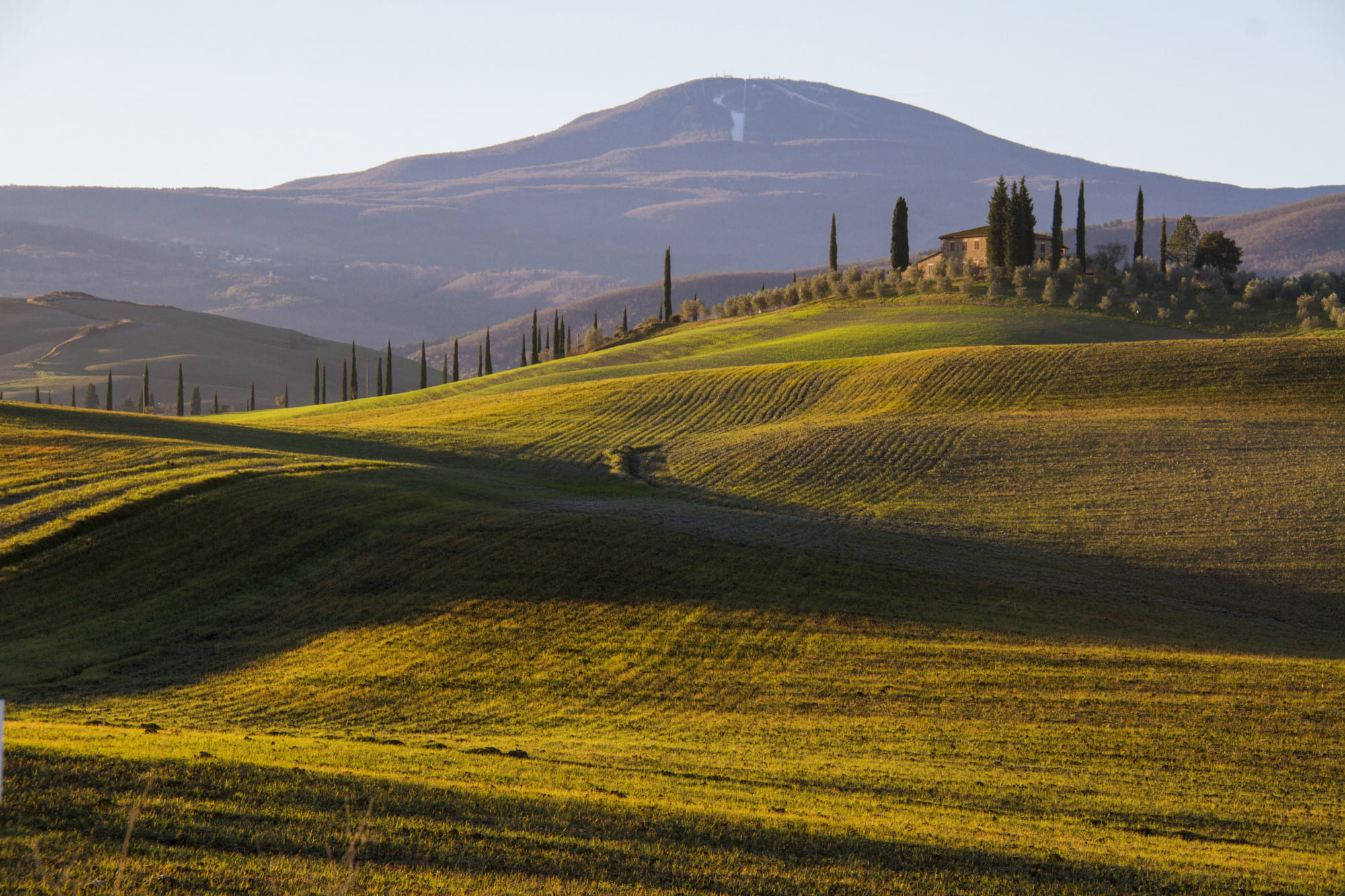Castello medievale e campanile in un borgo storico italiano nel verde