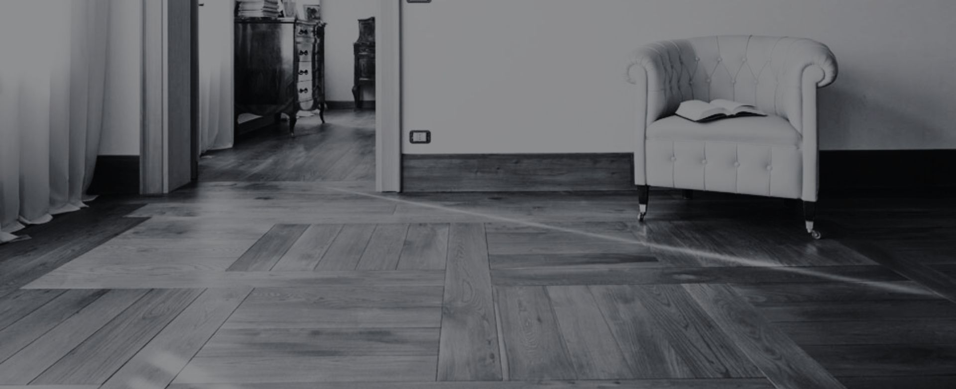 Pavimenti in legno antico, Battiscopa e Piano lavabo in Olmo vecchio a Mirano
