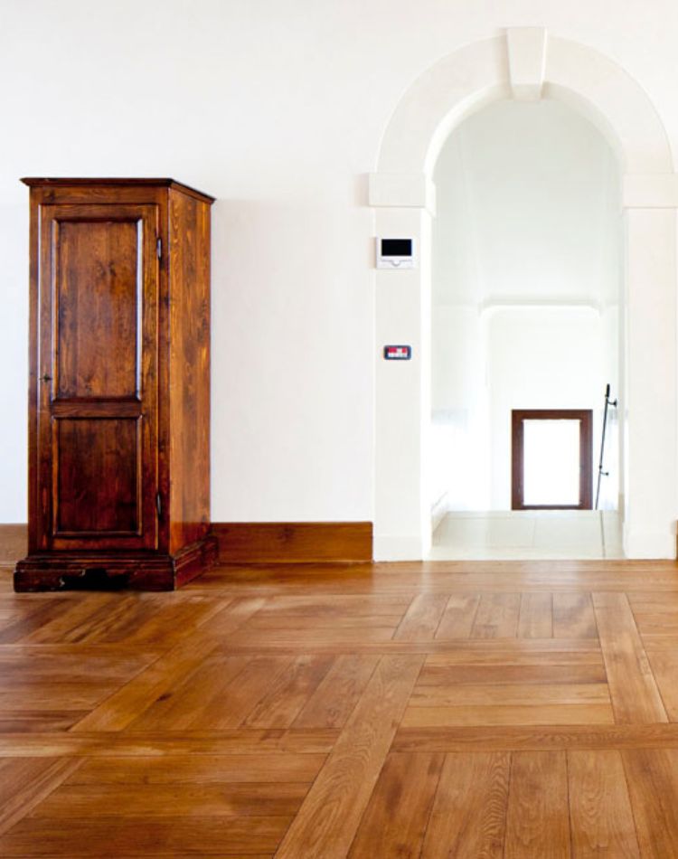parquet in legno olmo antico con posa a disegno