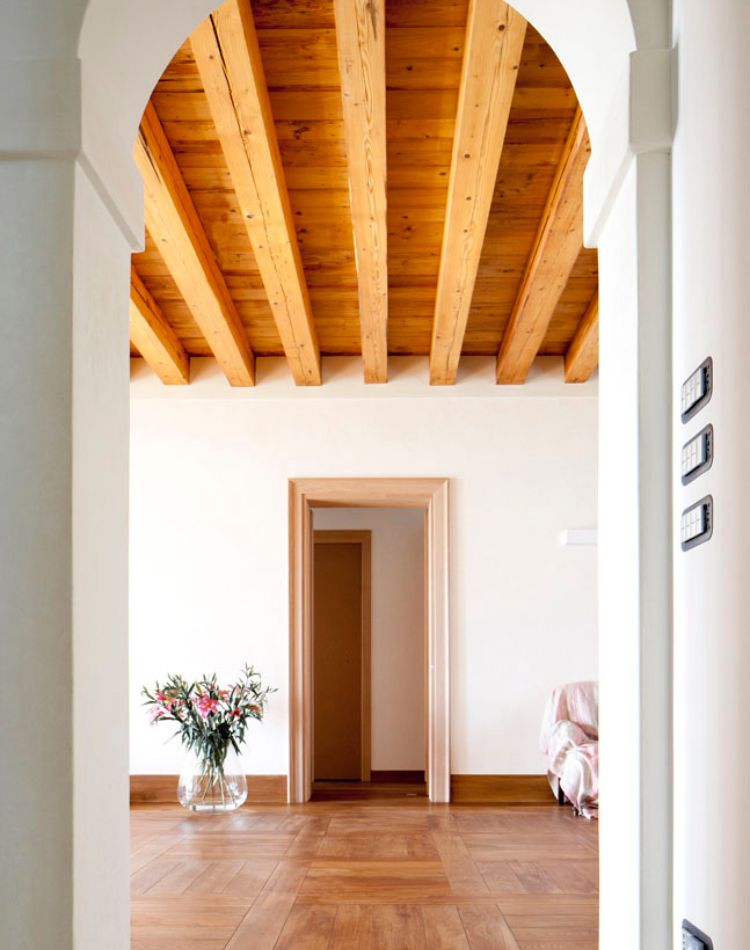 pavimenti, porte e travi a vista in legno d’olmo antico