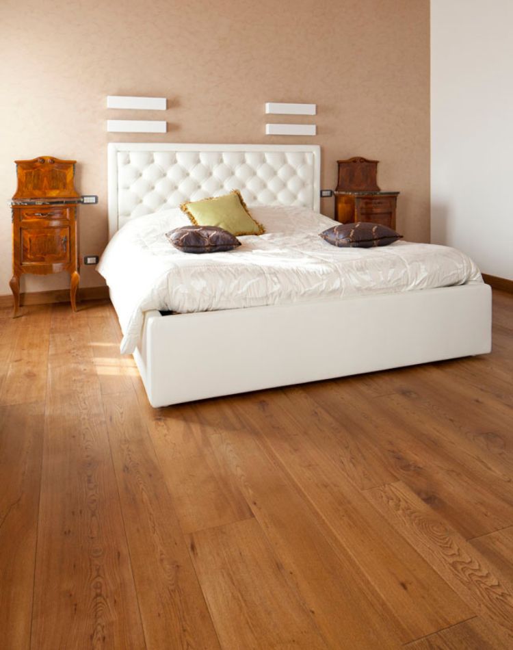 camera con parquet in legno d’olmo antico
