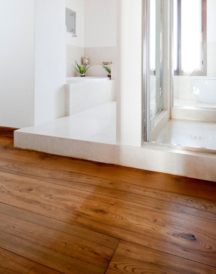bagno con parquet in legno d’olmo antico