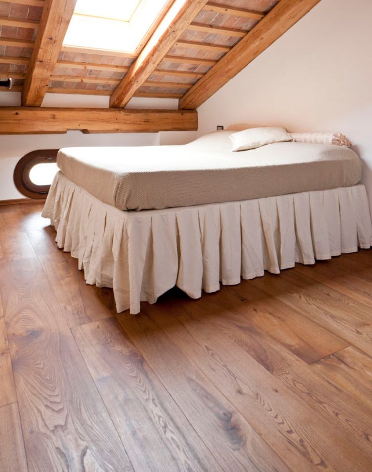 mansarda camera con parquet in olmo massiccio