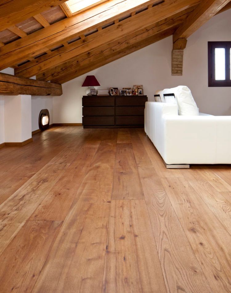 pavimento in legno di olmo per mansarda con posa a tolda di nave