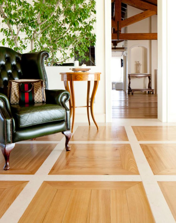pavimento in legno olmo antico e travertino chiaro