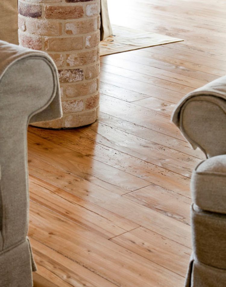 salotto con pavimento in legno di olmo