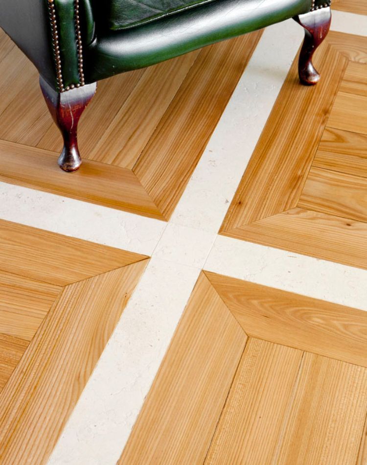 pavimento in legno in combinazione con pietra travertino