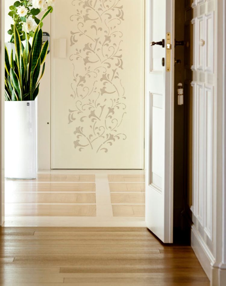 parquet in olmo e  travertino chiaro