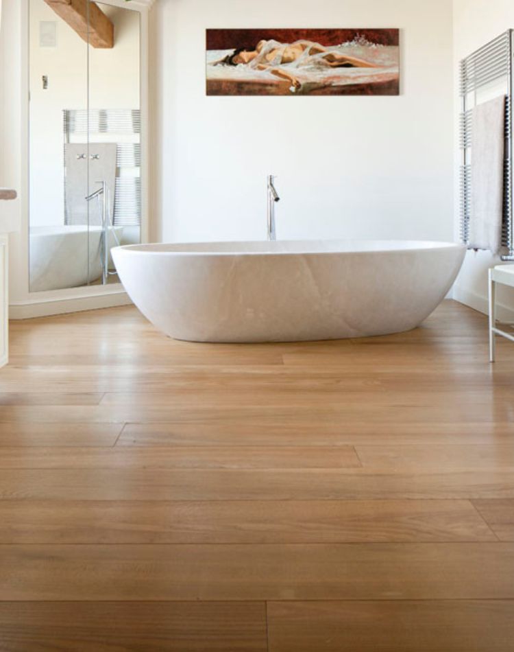 bagno con vasca e pavimento in legno di olmo